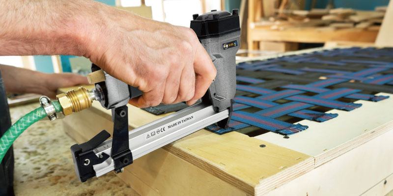 Exploring-Different-Types-of-Pneumatic-Upholstery-Staple-Guns-800x400